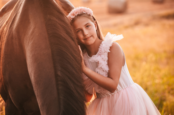 Sesja komunijna z koniem Luboń o zachodzie słońca