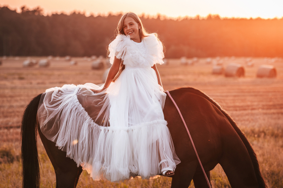 Sesja komunijna z koniem Poznań o zachodzie słońca