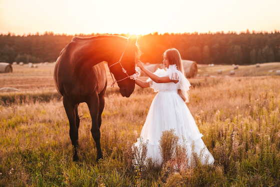 dziewczynka z siwym kucykiem