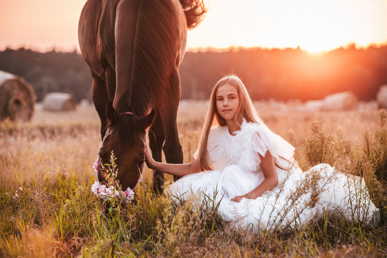 Sesja komunijna z koniem Swarzędz o zachodzie słońca
