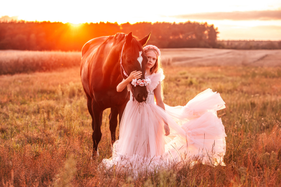 Sesja komunijna z koniem Poznań o zachodzie słońca