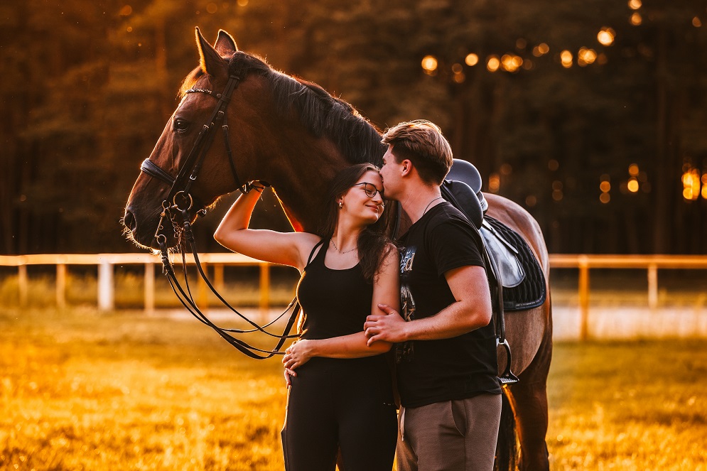 sesja partnerska z koniem, romantyczna sesja z koniem